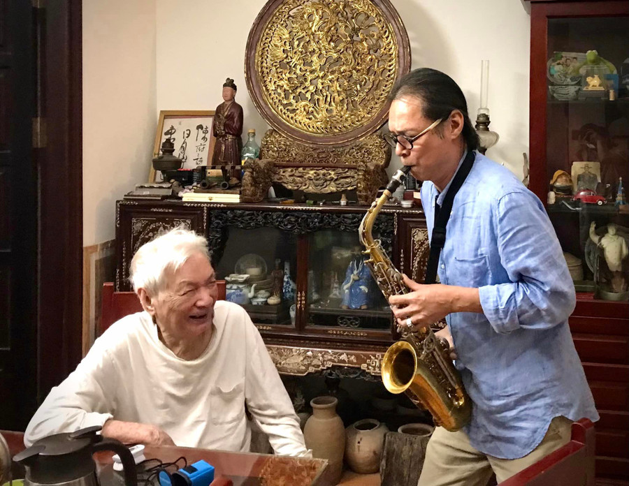 GS.NSND Trần Bảng cười sung sướng khi nghe con trai (NSƯT Trần Lực) thổi kèn. Ảnh: Facebook Tran Luc.
