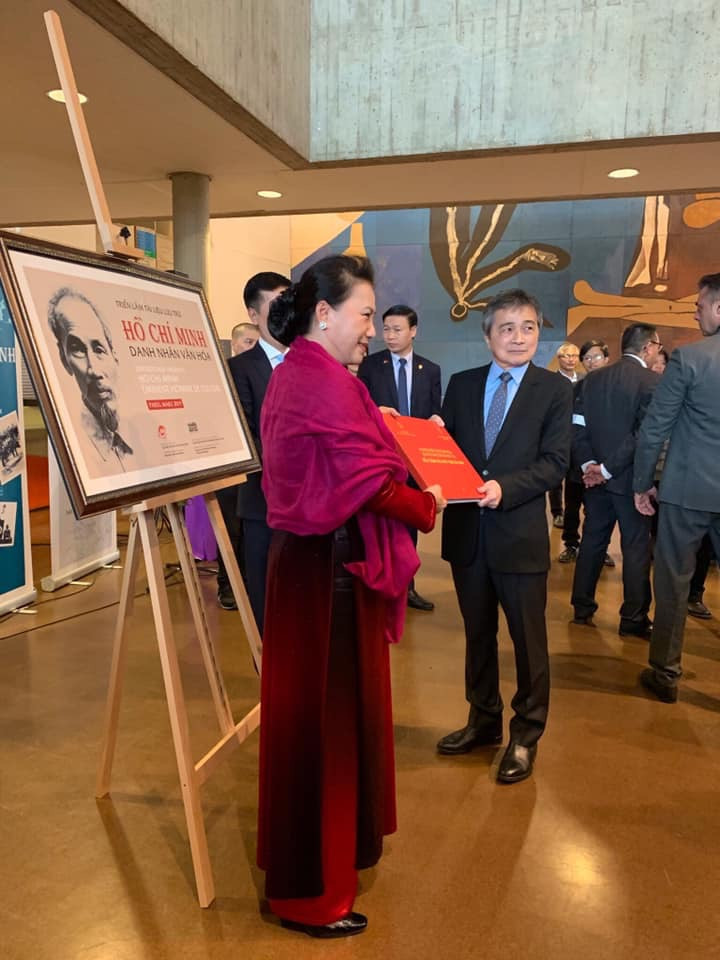 Chủ tịch Quốc hội Nguyễn Thị Kim Ngân trao tặng Hội Người Việt Nam ở Pháp album ảnh "Phái đoàn Quốc hội Việt Nam Khóa I thăm hữu nghị Cộng hòa Pháp, năm 1946.".