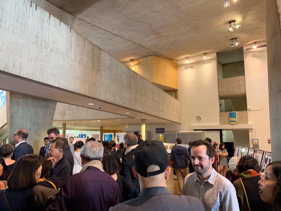 Các đại biểu, quan khách tham quan Triển lãm.