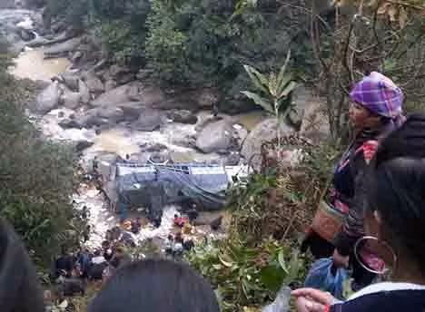 Sương mù phủ kín, xe tải chở hoa quả lao xuống vực ở Sa Pa