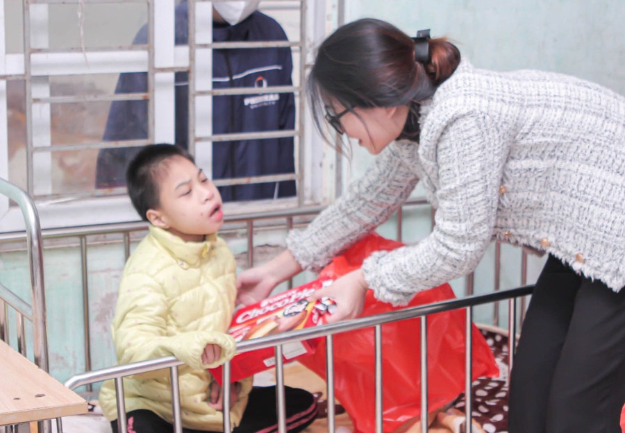 Trưởng BTC Nguyễn Thị Phương Thảo trao quà cho trẻ thuộc lớp có dạng tật đặc biệt.