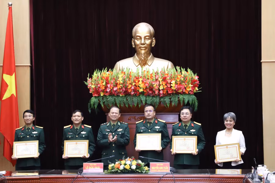 Trung tướng Nguyễn Anh Tuấn trao tặng Bằng khen của Bộ Tư lệnh BĐBP cho các tập thể vì đã có thành tích xuất sắc trong công tác tuyên truyền về biên giới và BĐBP năm 2023.