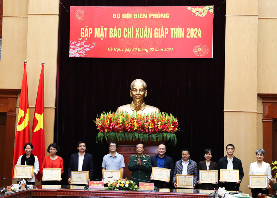Trung tướng Lê Đức Thái trao tặng Bằng khen của Bộ Tư lệnh BĐBP cho các cá nhân vì đã có thành tích xuất sắc trong công tác tuyên truyền về biên giới và BĐBP năm 2023.