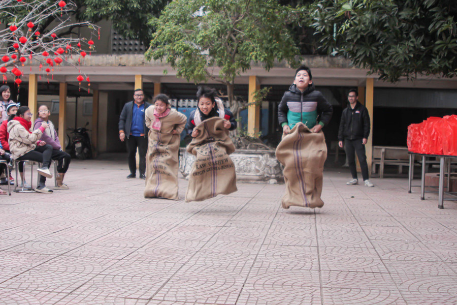 Chơi trò chơi dân gian.