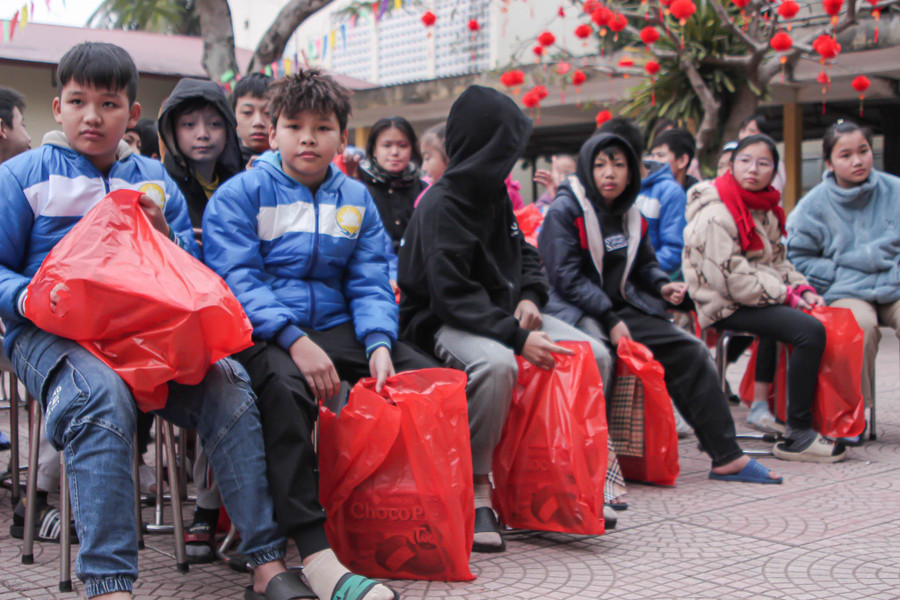 Trẻ em Trung tâm Nuôi dưỡng trẻ khuyết tật Hà Nội đón nhận những món quà Tết