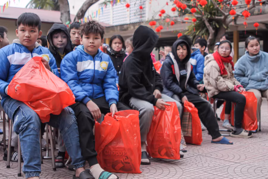 Trẻ em Trung tâm Nuôi dưỡng trẻ khuyết tật Hà Nội đón nhận những món quà Tết