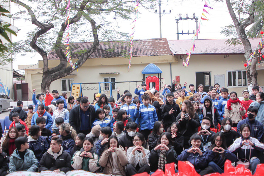 Sinh viên CLB Luật Kinh tế; Khoa Kinh tế và Kinh doanh thuộc Đoàn Trường Đại học Phenikaa chụp ảnh cùng các em nhỏ tại Trung tâm.