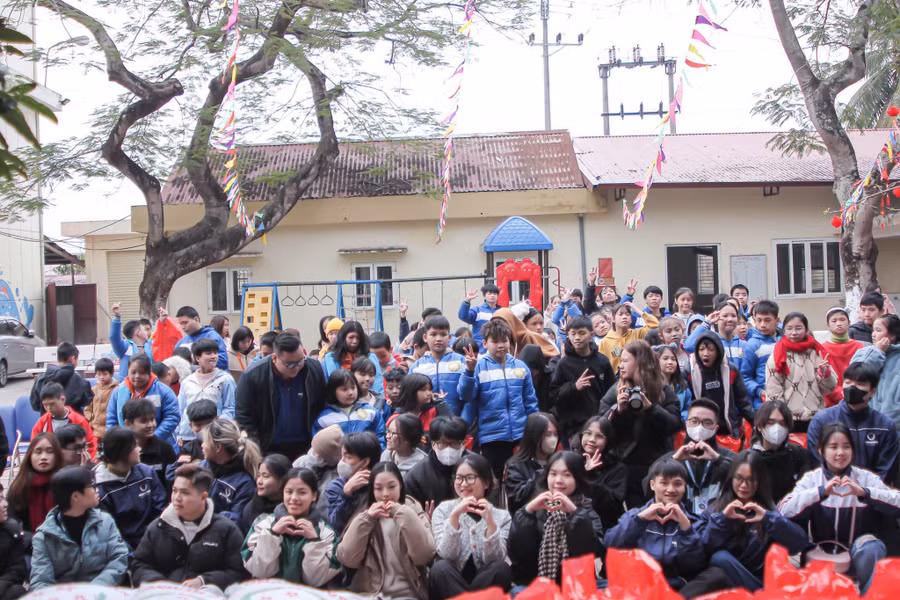 Sinh viên CLB Luật Kinh tế; Khoa Kinh tế và Kinh doanh thuộc Đoàn Trường Đại học Phenikaa chụp ảnh cùng các em nhỏ tại Trung tâm.