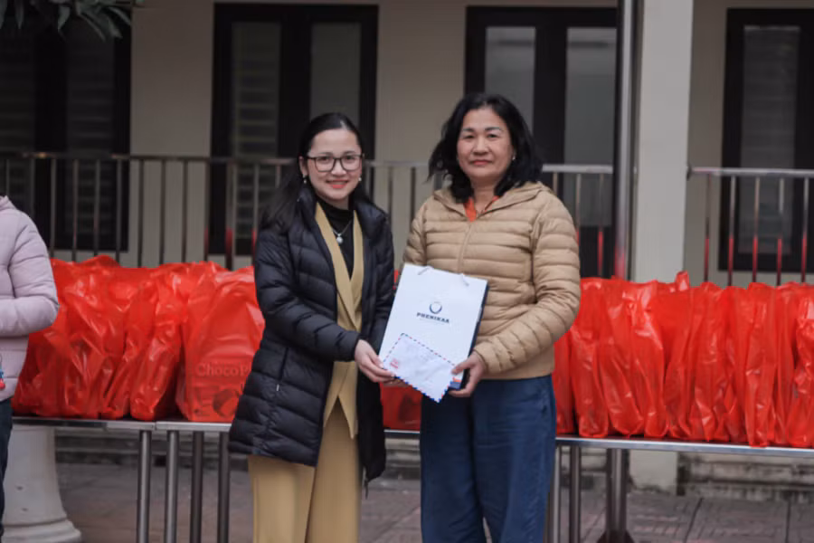 Th.S Quan Thị Mai Hương (bên trái) trao tặng 5 triệu đồng cho Trung tâm Nuôi dưỡng trẻ khuyết tật Hà Nội.