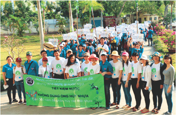 Sinh viên Trường Đại học Trà Vinh nói không với rác thải nhựa