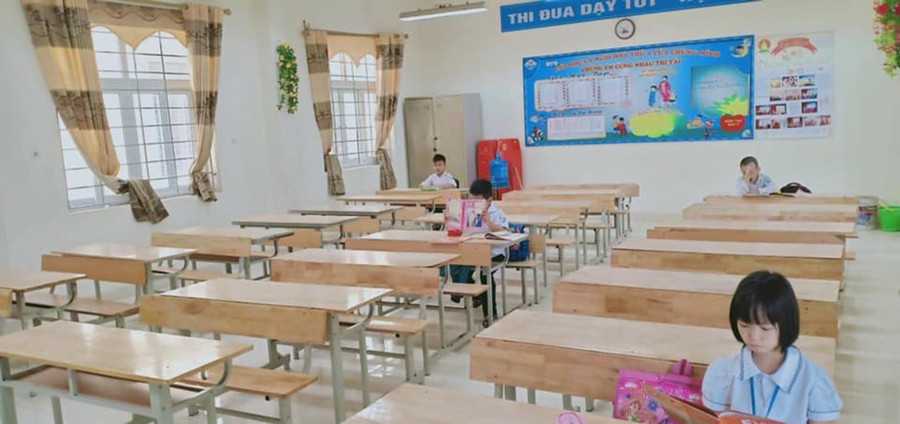 Nhiều ngày nay lớp học rất vắng vẻ tại Trường Tiểu học Tam Đồng