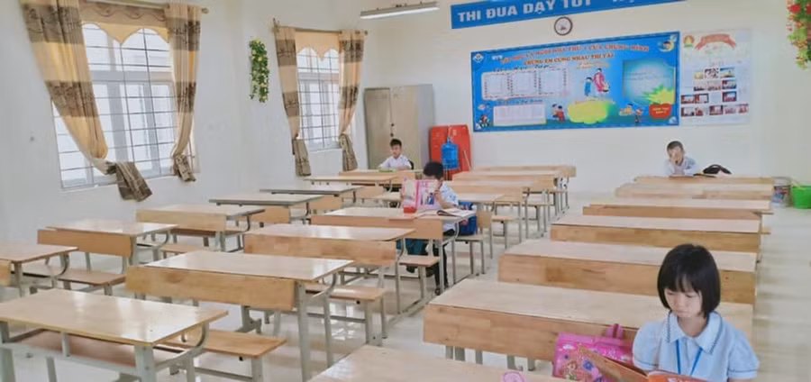 Nhiều ngày nay lớp học rất vắng vẻ tại Trường Tiểu học Tam Đồng