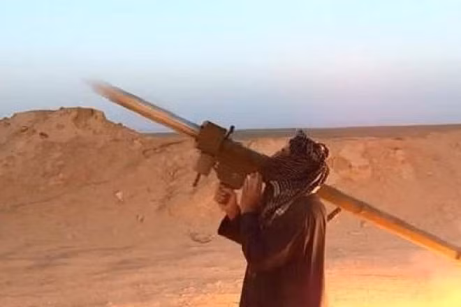 Các chiến binh sử dụng hệ thống phòng không vác vai.