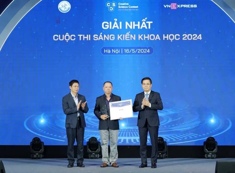 PGS.TS Nguyễn Đình Quân đại diện nhóm tác giả nhận Giải Nhất, cuộc thi Sáng kiến khoa học năm 2024.