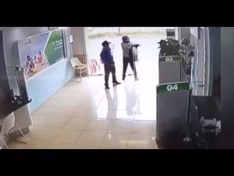 Hình ảnh vụ việc được camera ghi lại.