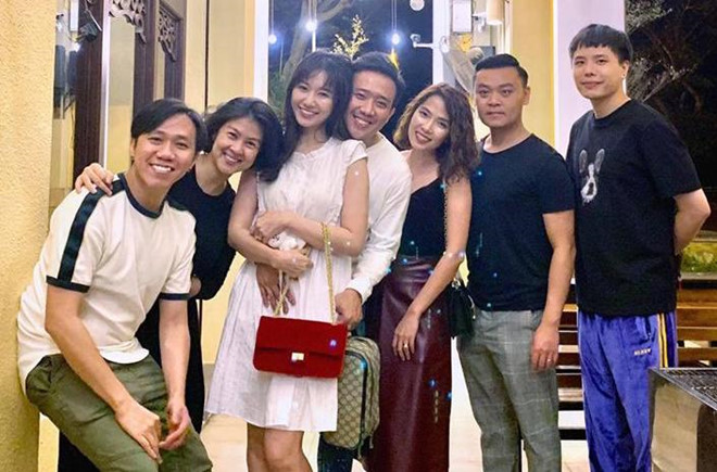 Trong nhóm bạn, diễn viên Anh Đức là có thời gian gắn bó với Trấn Thành lâu nhất. Hai người đã làm bạn từ thời còn ngồi trên ghế nhà trường. Ông xã Hari Won thường đặt cho các khách mời trong mỗi game show anh xuất hiện một câu hỏi: "Em/ bạn nghĩ sao về diễn viên Anh Đức". Nhom ban than nhieu ca si, dien vien noi tieng cua Tran Thanh hinh anh 10