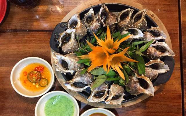 "Phố ốc" là nơi có nhiều hàng hải sản tươi ngon