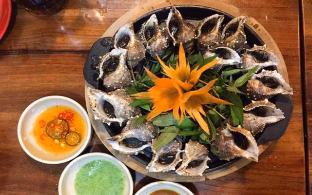 "Phố ốc" là nơi có nhiều hàng hải sản tươi ngon