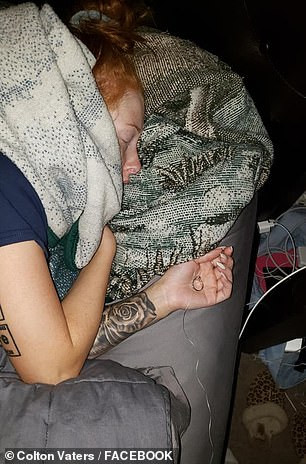 Danielle nhận nhẫn trong khi ngủ?!? Danielle nhận nhẫn trong khi ngủ?!?