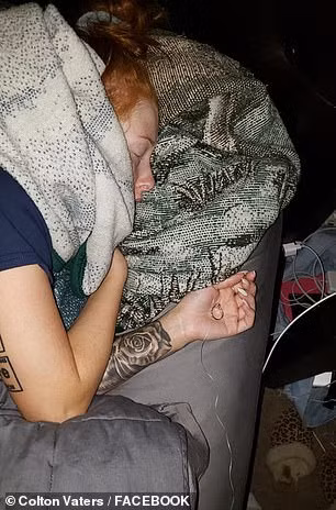 Danielle nhận nhẫn trong khi ngủ?!? Danielle nhận nhẫn trong khi ngủ?!?