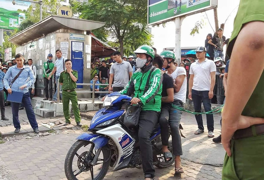 2 nghi phạm thực nghiệm hiện trường tại khu vực bến xe Mỹ Đình. 300 cảnh sát và hành trình 48h tóm 2 nghi phạm giết tài xế Grab