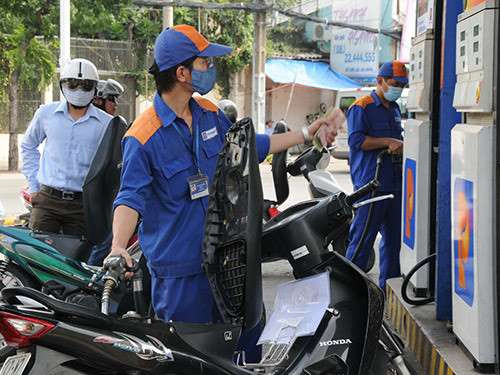Nên yêu cầu nhân viên bán xăng về 0 trước khi đổ