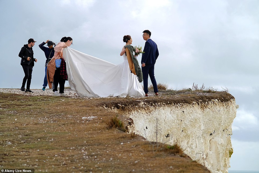 Cặp đôi vô tư tạo dáng Cặp đôi vô tư tạo dáng