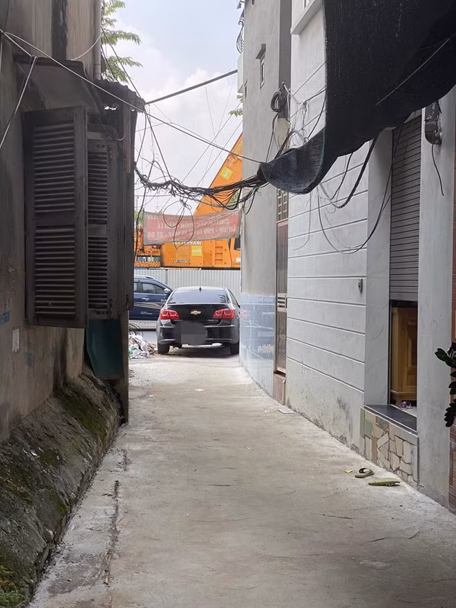 Đỗ ô tô ở vị trí quá hiểm, người chủ xe khiến cả ngõ xôn xao, tức tốc đi tìm-3