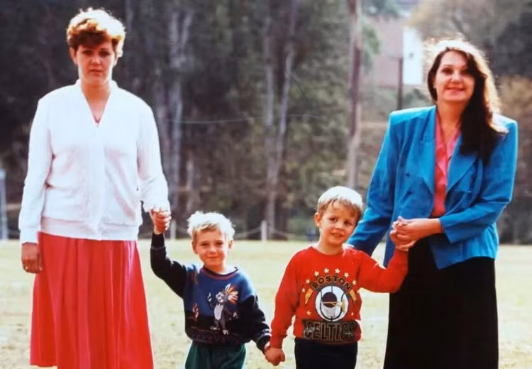 Sandy (trái) và Megs (phải) cùng hai đứa trẻ thời điểm mới phát hiện trao nhầm.