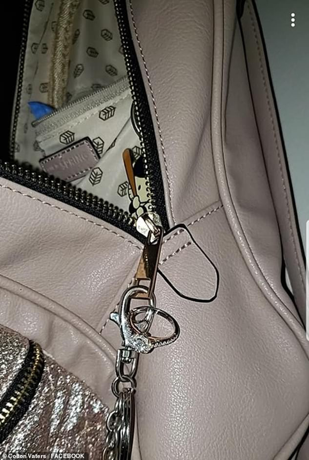 Chiếc nhẫn được treo vào...túi xách của Danielle Chiếc nhẫn được treo vào...túi xách của Danielle