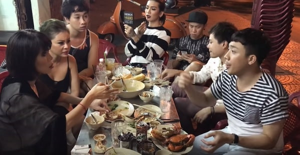 Không khó để tìm thấy các đoạn video hay hình ảnh cho thấy Trấn Thành và nhóm bạn luôn tụ tập ăn uống và trò chuyện mỗi khi có thời gian rảnh rỗi. Khán giả cũng khá thích thú mỗi khi chứng kiến những câu chuyện xoay quanh nhóm bạn nổi tiếng này. Nhom ban than nhieu ca si, dien vien noi tieng cua Tran Thanh hinh anh 11