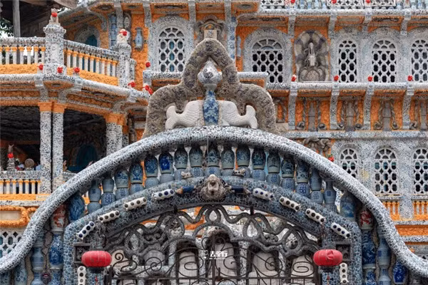 Các buổi triển lãm gốm sứ tại viện bảo tàng thường rất hoa lệ, với cổ vật tinh xảo.