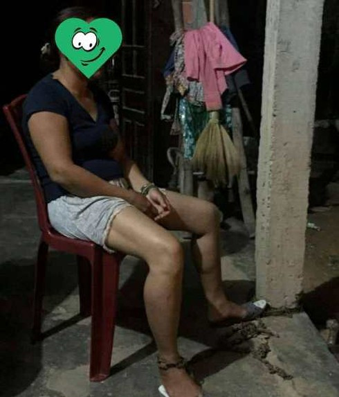 Huế: Xin tiền vợ không cho, chồng xích khóa chân vợ vào cột nhà ảnh 1