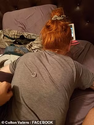 Chiếc nhẫn trên lưng mà Danielle không hề biết Chiếc nhẫn trên lưng mà Danielle không hề biết