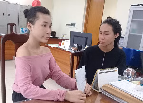 Cô gái “chị hiểu hông” cùng đồng bọn bị bắt vì cướp giật điện thoại ở Sài Gòn. Ảnh: Công an nhân dân.