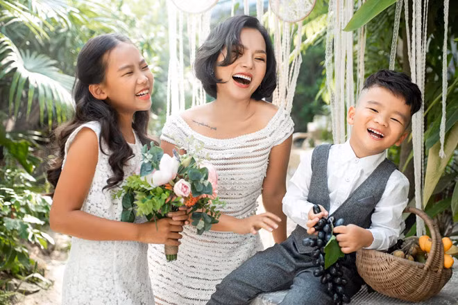 Ca sĩ Thái Thùy Linh cùng con gái Thái An và con trai Thái Minh. Ảnh: FBNV.