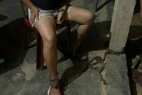 Ông Dương Có dùng xích trói chân vợ vào cột nhà.