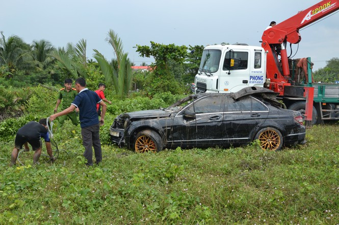 Xác định nguyên nhân tử vong của 3 người trong xe ô tô nằm dưới kênh - ảnh 2