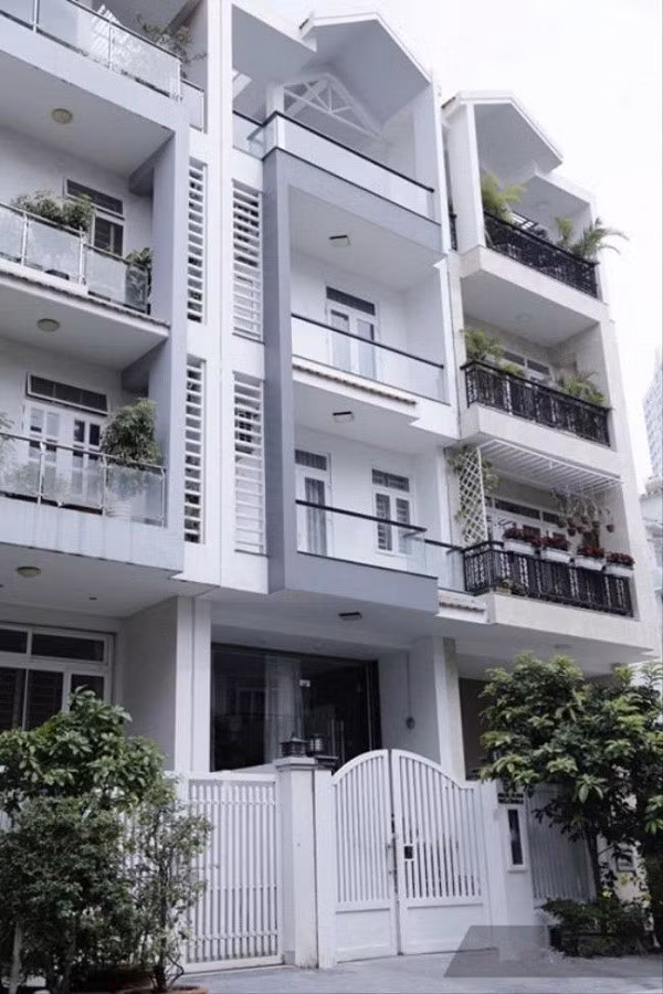 Sau khi kết hôn, vợ chồng Trấn Thành - Hari Won sống với bố mẹ nam nghệ sĩ tại một căn nhà 3 tầng ở TP. HCM.