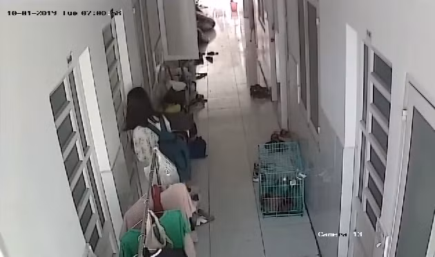 Cô gái bình thản đi dạo 4 tầng lầu chung cư, dọn dẹp vài chiếc điện thoại và laptop hộ các chủ nhà không khóa cửa