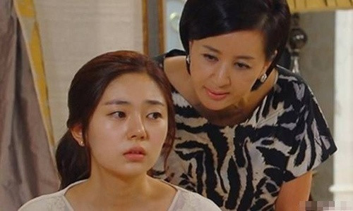 Khóc nghẹn và kiên quyết chia tay khi nhận được món quà hiểm ác từ mẹ chồng giàu có