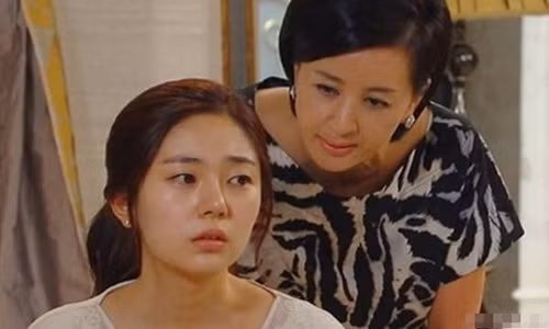 Khóc nghẹn và kiên quyết chia tay khi nhận được món quà hiểm ác từ mẹ chồng giàu có