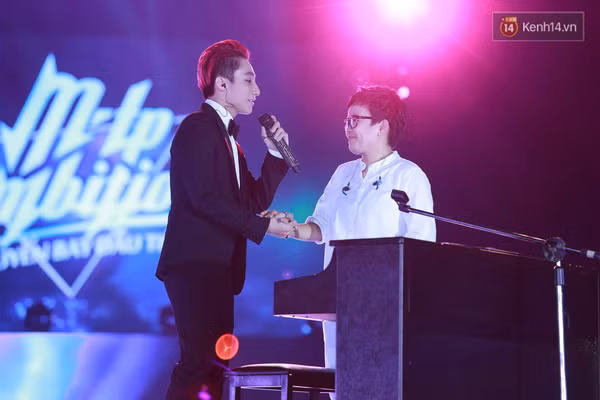Sơn Tùng M-TP nhảy tưng tưng như đứa trẻ sau khi song ca với Thu Phương - Ảnh 8.