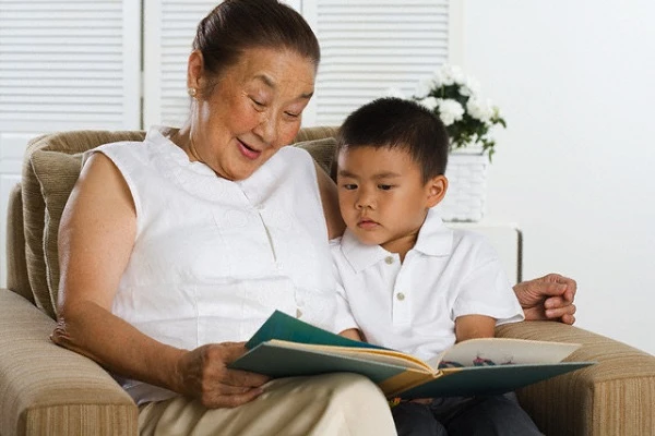 Choáng váng vì cách dạy cháu đích tôn của bố mẹ chồng