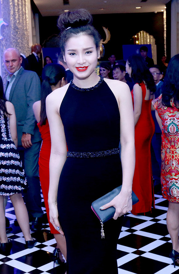 Hương Giang - Diễm Hương đọ vẻ thanh lịch tại sự kiện cuối tuần