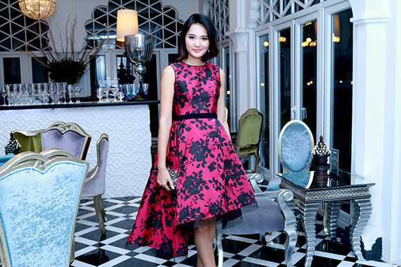 Hương Giang - Diễm Hương đọ vẻ thanh lịch tại sự kiện cuối tuần