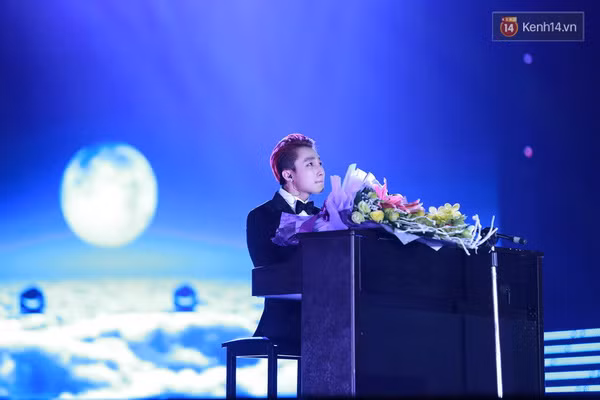 Sơn Tùng M-TP nhảy tưng tưng như đứa trẻ sau khi song ca với Thu Phương - Ảnh 4.