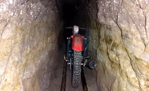 Đường hầm đảo tẩu của Guzman có một chiếc môtô được cải tiến đi trên đường ray. Ảnh: CNN nhung-cuoc-vuot-nguc-khong-tuong-cua-cac-trum-ma-tuy-3