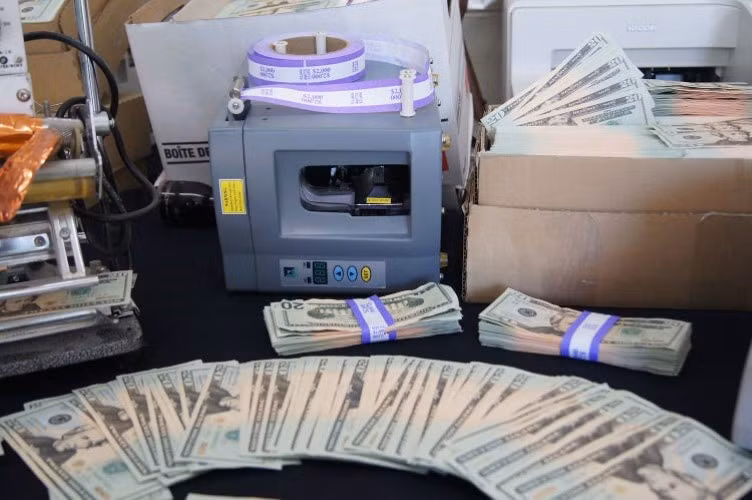 Một số tang chứng cảnh sát Canada thu được tại nhà kho của Frank.