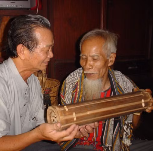 Nhạc sĩ Trần Viết Bính và nghệ nhân dân gian Chơ Ro Năm Nổi.